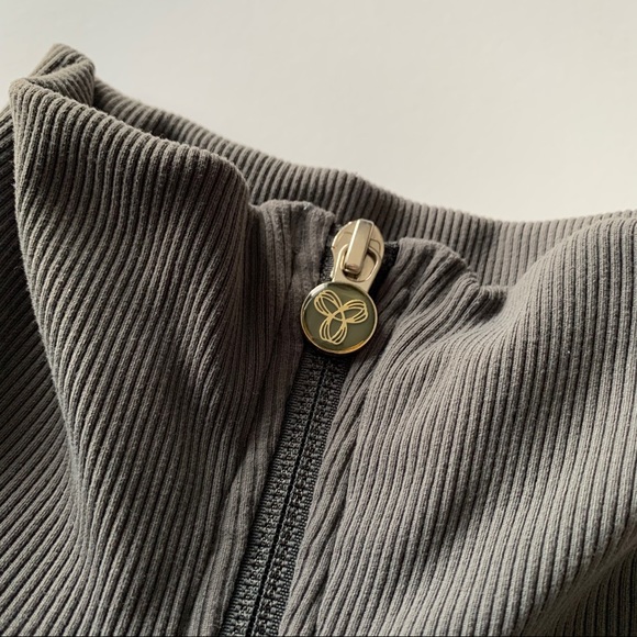🖤2/$15 Aritzia TNA Zip-Up - Picture 2 of 6